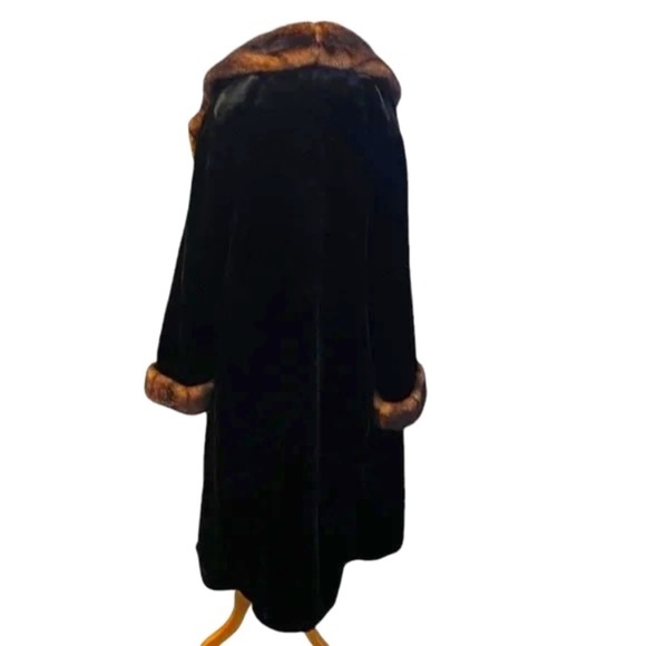 New Olympia Faux Fur Long Coat with Golden‎ Faux Lynx, Size Large - Picture 4 of 15